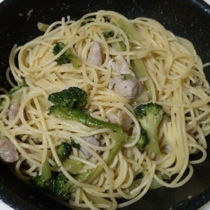 夕飯の献立に困っていた時に作らせて頂きました!!(^_-)v
鶏肉と冷凍していたブロッコリーで簡単に美味しく出来ました♥ペペロンチーノ大好きなので大満足でした♥